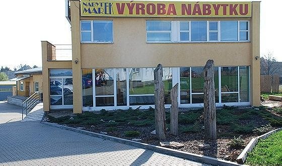 Nábytek na míru si můžete objednat do domácnosti, nebo například hotelové restaurace, či kavárny