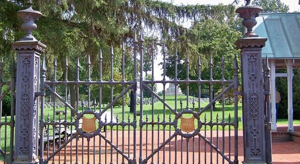 Kov patří mezi elegantní prvek interiéru i exteriéru