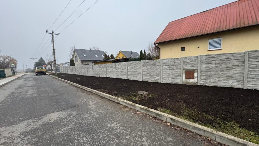 Betonový plot: pro koho je vhodný a na co dát pozor Plný betonový plot podél ulice omezuje přímé pohledy z okolí a vytváří soukromější prostředí zahrady, jeho výšku a konstrukci je však třeba přizpůsobit podmínkám pozemku.
